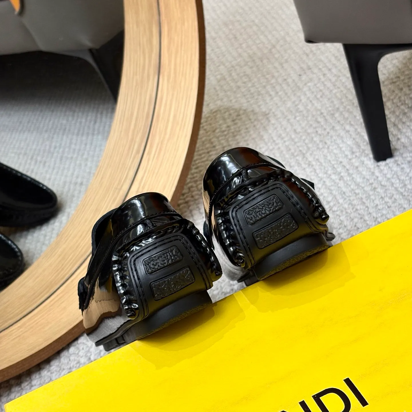 Men's shoes 💰420 [FENDI Fendi] 2⃣️0⃣️2⃣️5️⃣New Milan men's fashion lazy catwalk style ✅ fashionable casual beanie shoes, imported calfskin fabric, super smooth texture, sweat-absorbent and breathable, (sheepskin lining). Metal LOGO on the shoe body, Medusa avatar, irregular avatar, high-end craftsmanship logo✅ French Loft set foot design style 👟Low-key and elegant, great on-foot effect... Men's shoe size: 38-46 (4-12)